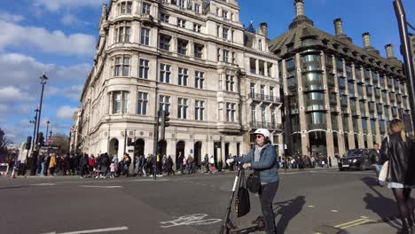 Westminster-Square-Londres-2022-Lleno-De-Turistas-Después-De-La-Pandemia