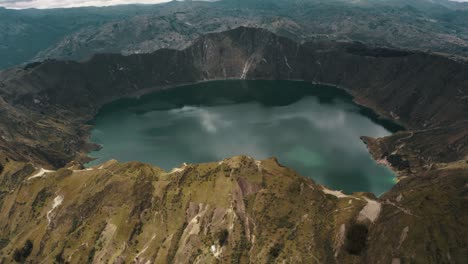 Vista-Aérea-Del-Lago-Del-Cráter-Quilotoa-En-Ecuador---Disparo-De-Drones