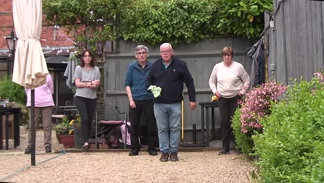 Ein-Pétanque-Ligaspiel,-Das-In-Einem-Gastgarten-Zwischen-Zwei-Mannschaften-Aus-Der-Gegend-Ausgetragen-Wird