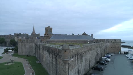 Drohnenaufnahmen-Des-Stadthauses-Von-Saint-Malo-Am-Morgen,-Bretagne,-Frankreich