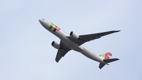 Toronto,-Ontario,-Canadá---1-De-Mayo-De-2022:-Tap-Air-Portugal-Airbus-A330-Neo-Jet-Airliner-Despegando-Del-Aeropuerto-Contra-Un-Fondo-De-Cielo-Azul-Claro