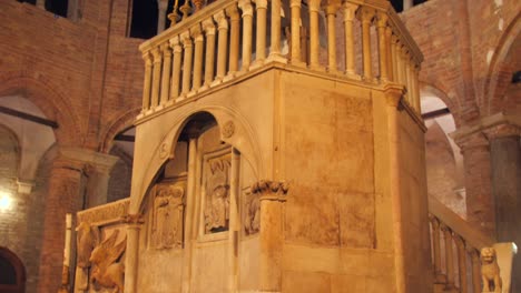 Low-Angle-Shot-Des-Innenraums-Der-Kirche-Des-Heiligen-Grabes-In-Bologna,-Italien-Mit-Vorbeifahrenden-Touristen