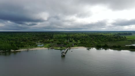 Evergreen-Fontainebleau-State-Park-Und-Ruhiger-Strandpier-In-Mandeville-Im-Becken-Des-Lake-Pontchartrain,-Louisiana