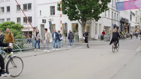 Filmische-Ansicht-Von-Menschen-Auf-Fahrrädern-Und-Fußgängern-In-Der-Autofreien-Historischen-Stadt-Gent,-Belgien