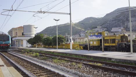 Train-arrives-in-station-in-Amantea,-Italy-in-the-morning