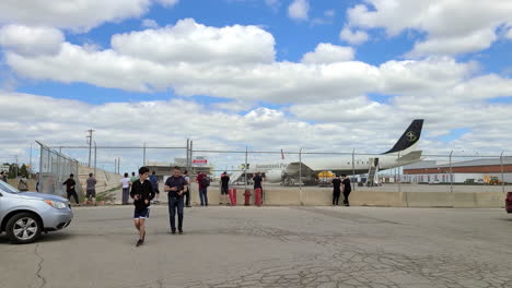 Entusiastas-De-La-Aviación-Observadores-De-Aviones-Se-Reúnen-En-La-Pista-Del-Aeropuerto-Cerrado