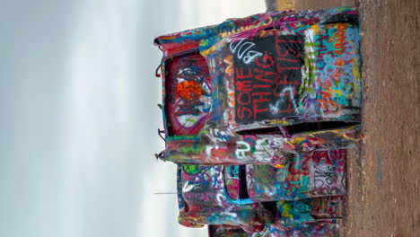 Vertikaler-4k-zeitraffer,-Wolken-über-Cadillac-Ranch-Art-Installation-In-Der-Nähe-Von-Amarillo,-Texas-Usa