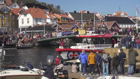 Dos-Personas-Saltan-Desde-El-Puente-KragerÃ¸-Durante-El-Baño-De-Pascua