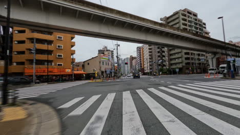 Toma-4k-Desde-La-Perspectiva-De-Un-Ciclista-En-La-Ciudad-De-Tokio,-Japón