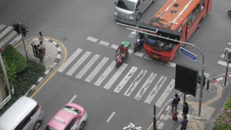 Verkehr-An-Der-Silom-Straßenkreuzung-Von-Oben