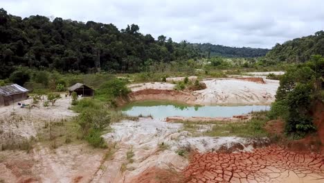 Drone-Filmando-Sobre-La-Mina-De-Oro-Ilegal-En-Amazon-Durante-Una-Operación-Policial