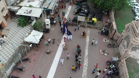 Toma-Aérea-De-Personas-Caminando-Dentro-Del-Templo