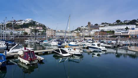 Schwenkzeitraffer-Des-Inneren-Jachthafens-Und-Hafens-In-Torquay-An-Einem-Sonnigen-Tag-Mit-Booten-Und-Yachten