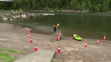 Rettungsschwimmer,-Der-In-Den-Fluss-Rennt,-Um-Ein-Leben-Zu-Retten