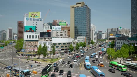 Atasco-De-Tráfico-De-Coches-En-Sejong-daero-Junto-A-La-Estación-De-Seúl-Visto-Desde-Seoullo-7017-Skygarden-Con-Un-Pintoresco-Panorama-De-La-Ciudad