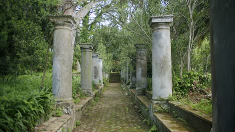 Schöne-Aussicht-Auf-Eine-Historische-Straße-In-Capri-Voller-Antiker-Säulen