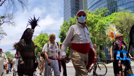 Bailarines-Con-Ropa-Tradicional-Azteca