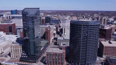 Aerial-parallax-of-Amway-Grand-Plaza-Hotel-by-river-in-Grand-Rapids