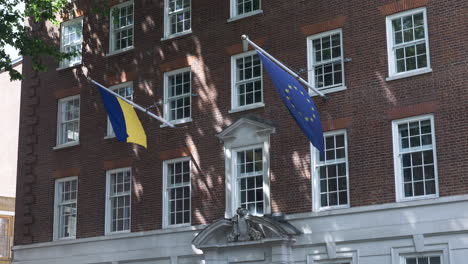 Bandera-Nacional-Ucraniana-Ondeando-Junto-A-La-Bandera-De-La-Ue-Fuera-De-La-Casa-De-Europa-En-Smith-Square