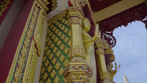 Escultura-De-Buda-Dorada-De-Pie-En-El-Templo-Plai-Laem-En-Koh-Samui-Toma-Panorámica-Vista-De-ángulo-Bajo