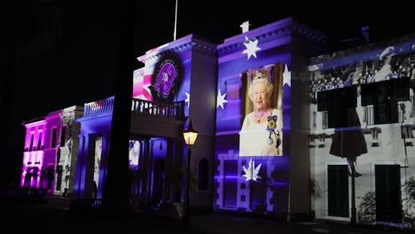 La-Fachada-De-La-Casa-De-Gobierno-Del-Sur-De-Australia-Iluminada-Con-Un-Espectáculo-De-Luces-Con-Fotografías-De-Su-Majestad-Y-Sus-Visitas-Al-Sur-De-Australia-Y-Australia