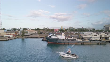 Vista-Aérea-Del-Barco-Recreativo-Que-Sale-Del-Puerto-De-La-Cuenca-De-Kewalo