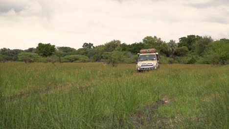 Vehículo-De-Safari-Conduciendo-A-Través-De-La-Sabana-Africana-En-Botswana