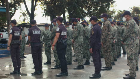 Oficiales-De-La-Policía-Nacional-Filipina-Asisten-A-Una-Ceremonia-De-Bandera-En-Medio-De-Una-Pandemia