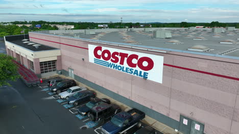 Toma-Aérea-Del-Cartel-De-Costco-En-El-Lateral-De-Un-Edificio-Grande