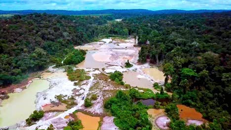 Drone-Filmando-La-Mina-De-Oro-Ilegal-En-El-Amazonas