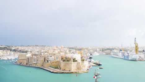 Belleza-De-La-Ciudad-Maltesa-Con-Cruceros-De-Lujo-Amarrados,-Vista-Estática