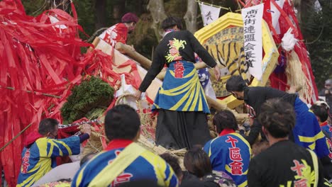 Dos-Equipos-De-Sagicho-Matsuri-Luchan-Durante-La-Pelea-De-Mikoshi-Durante-El-Año-Del-Tigre