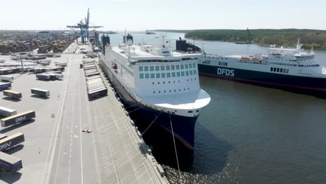 Vista-Aérea,-El-Nuevo-Ferry-Luna-Seaways-Amarrado-En-La-Terminal-De-Ferry-En-El-Puerto-De-Klaipeda