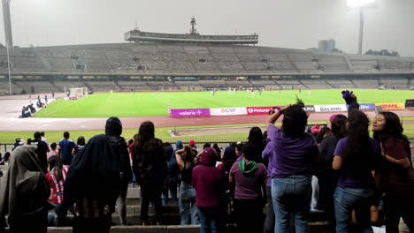 Video-Eines-Fußballspiels-Der-Frauenliga-Im-Unam-University-City-Stadion-In-Mexiko-Stadt-Kurz-Vor-Dem-Tor