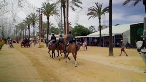 Mujeres-Y-Hombres-Montan-A-Caballo-En-Trajes-De-Jinete-Y-Flamenco-En-La-Feria-De-Jerez,-España