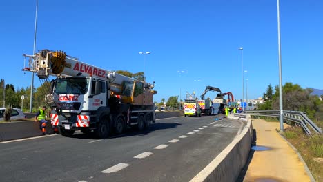 Großer-Lkw-unfall-Auf-Einer-Autobahn,-Der-Von-Einsatzfahrzeugen-Auf-Der-Hauptstraße-In-Marbella-Malaga-Spanien-Aufgeräumt-Wird,-Gefährlicher-Transportunfall,-Gutes-Filmmaterial-Für-Nachrichten,-Statische-4k-aufnahme