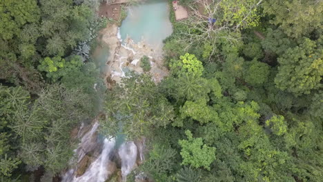 Sobrevuelo-Aéreo-De-La-Impresionante-Cascada-De-Kuang-Si-En-La-Exuberante-Jungla-De-Laos