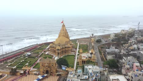 Toma-Aérea-Del-Templo-Somnath-Mahadev,-Que-Es-El-Jyotirlinga-Más-Antiguo-De-La-India