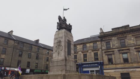 Das-Paisley-Kenotaph-An-Einem-Nassen,-Trüben-Tag