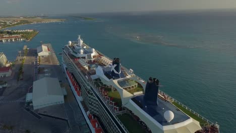 Descripción-Aérea-Del-Crucero-En-El-Muelle-Con-Un-Movimiento-Panorámico-Sobre-La-Cubierta-Superior-De-Los-Cruceros-4k