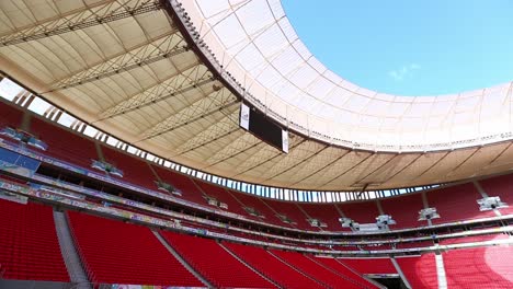 Toma-En-ángulo-Bajo-Mirando-Hacia-El-Techo-Abierto-Del-Estadio-Mane-Garrincha-En-Brasilia