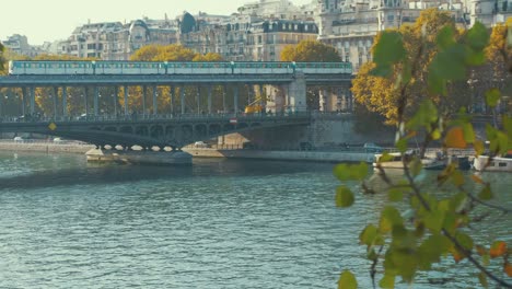 Vista-Del-Río-Sena-En-París,-Francia