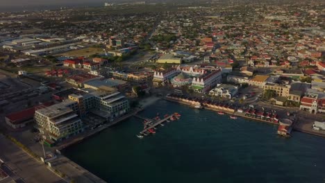 Vista-Aérea-Del-Hermoso-Puerto-Deportivo-Y-Calles-Concurridas-En-La-Ciudad-Oranjestad-De-Aruba-4k