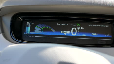 Dashboard-Display-Eines-Renault-Zoe-Während-Des-Ladevorgangs