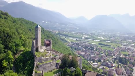 Vista-Panorámica-Aérea-Del-Castel-Telvana-En-Trentino-Italia