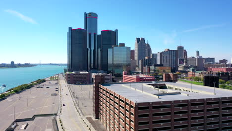 Langsam-Steigende-Luftaufnahme-Des-Renaissance-Center,-Ein-Teil-Der-Skyline-Von-Detroit,-Michigan-An-Einem-Sonnigen-Tag