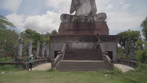 Schwenken-Sie-Hinauf-Zur-Riesigen-Buddha-statue-Im-Tempel-Von-Wat-Ek-Phnom-In-Der-Nähe-Der-Stadt-Battambang-In-Kambodscha