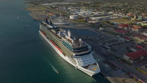 Descripción-Aérea-Del-Gran-Crucero-En-El-Muelle-Con-Pequeños-Barcos-Navegando-En-El-Puerto-Deportivo-4k