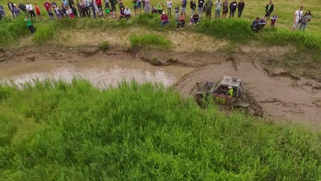 Rally-De-Barro-Todoterreno-Con-Buggy-En-Bosques-Y-Vista-Aérea-Del-Río