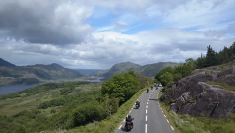 Los-Ciclistas-Se-Cruzan-A-Lo-Largo-De-Las-Estrechas-Y-Sinuosas-Carreteras-De-&quot;los-Lagos-De-Killarney&quot;